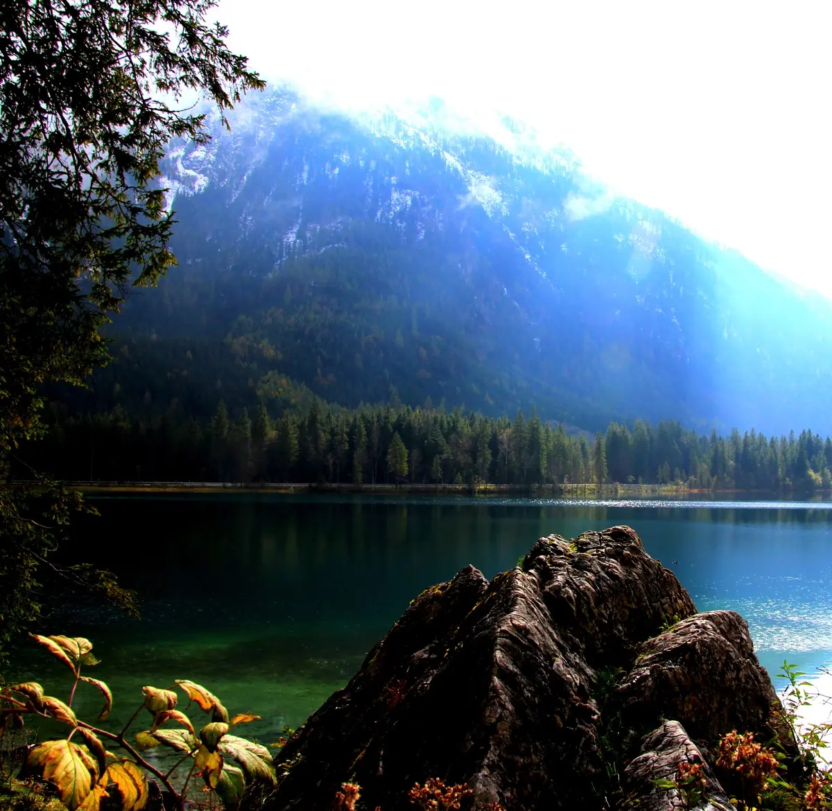Der Hintersee bei Ramsau mit Blick auf die Berge des Berchtesgadener Lands