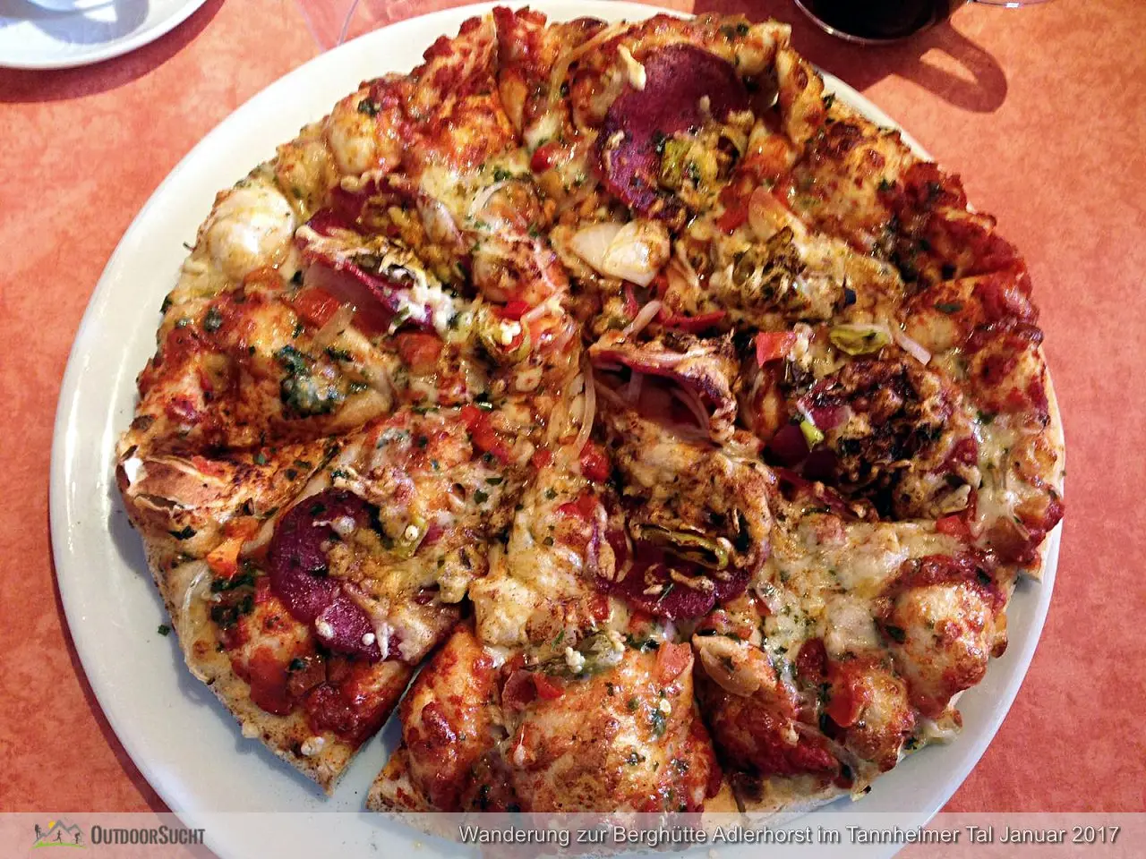 Frische Steinofenpizza oben in Berghütte Adlerhorst.